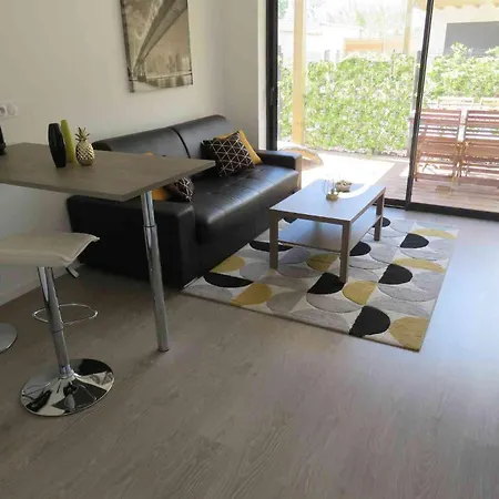 Grand 27 M2 Climatise -plage-piscine Апартаменты *